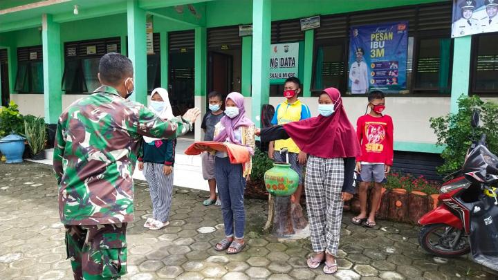  Antisipasi Kekosongan Waktu, Satgas TMMD Bojonegoro Berikan Aktivitas Pada Anak-Anak